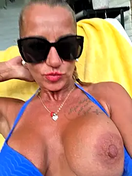 Snapshot of housewifebella chatting on 17, 7, 2026 housewifebella online show from 17, 7, 2026