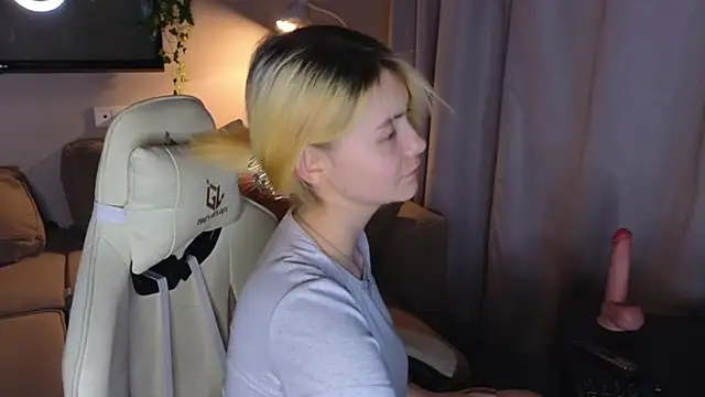 Snapshot of Emily_Miu chatting on 4, 8, 2026 Emily Miu online show from 4, 8, 2026