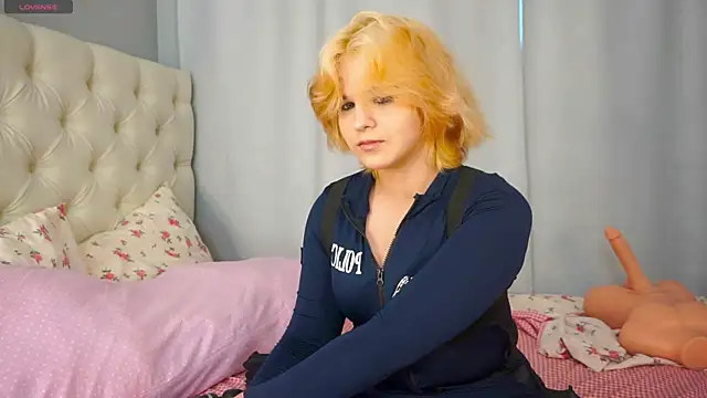 Snapshot of KristaLeenz chatting on 23, 6, 2026 KristaLeenz online show from 23, 6, 2026