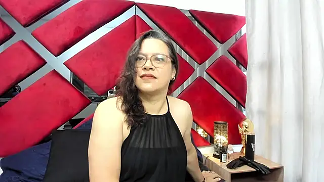 ELLE HADID online show from 4, 7, 2026