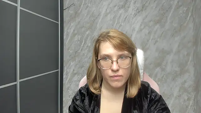 Snapshot of Reginasmilee chatting on 28, 2, 2025 Reginasmilee online show from 28, 2, 2025