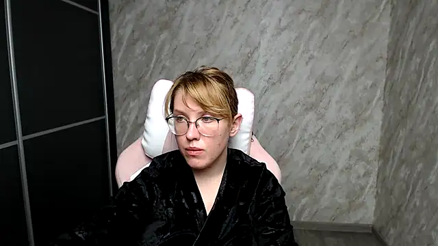 Snapshot of Reginasmilee chatting on 16, 3, 2025 Reginasmilee online show from 16, 3, 2025