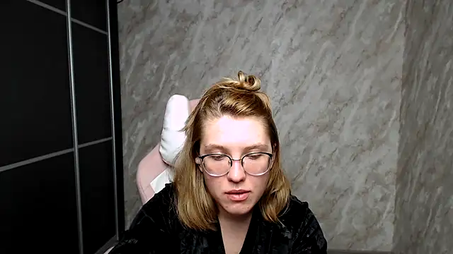 Snapshot of Reginasmilee chatting on 16, 3, 2025 Reginasmilee online show from 16, 3, 2025