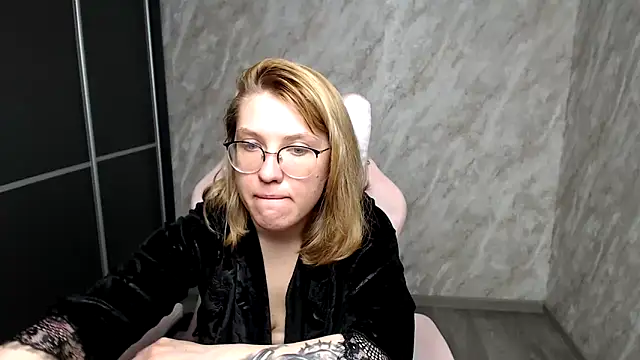 Snapshot of Reginasmilee chatting on 17, 3, 2025 Reginasmilee online show from 17, 3, 2025