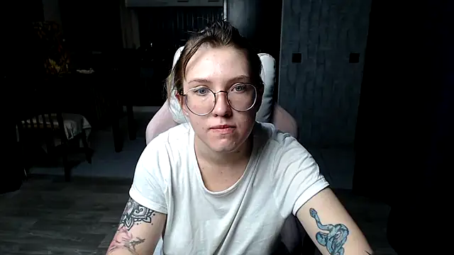 Snapshot of Reginasmilee chatting on 9, 9, 2025 Reginasmilee online show from 9, 9, 2025