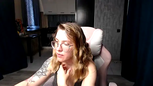 Snapshot of Reginasmilee chatting on 11, 9, 2025 Reginasmilee online show from 11, 9, 2025