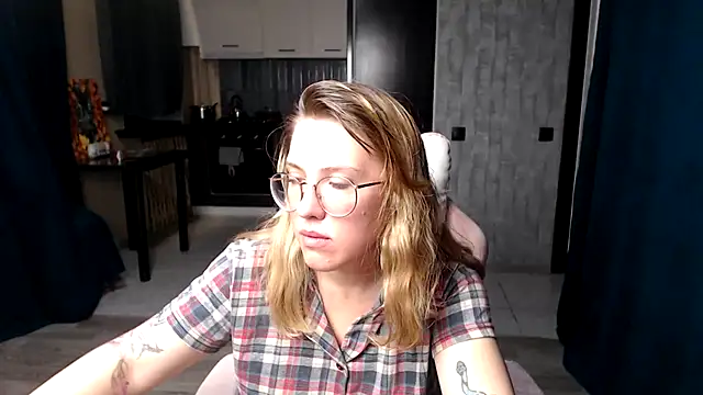 Snapshot of Reginasmilee chatting on 11, 9, 2025 Reginasmilee online show from 11, 9, 2025