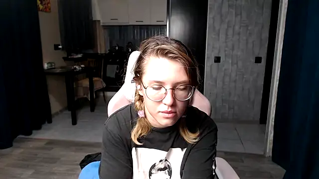 Snapshot of Reginasmilee chatting on 18, 9, 2025 Reginasmilee online show from 18, 9, 2025