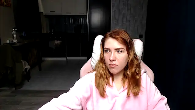 Snapshot of Reginasmilee chatting on 28, 10, 2025 Reginasmilee online show from 28, 10, 2025