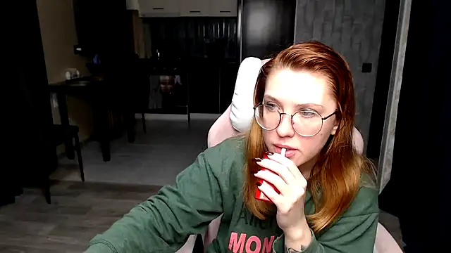 Snapshot of Reginasmilee chatting on 1, 11, 2025 Reginasmilee online show from 1, 11, 2025