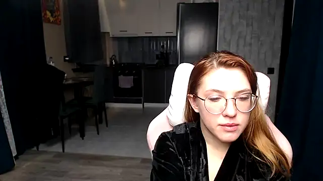 Snapshot of Reginasmilee chatting on 8, 11, 2025 Reginasmilee online show from 8, 11, 2025