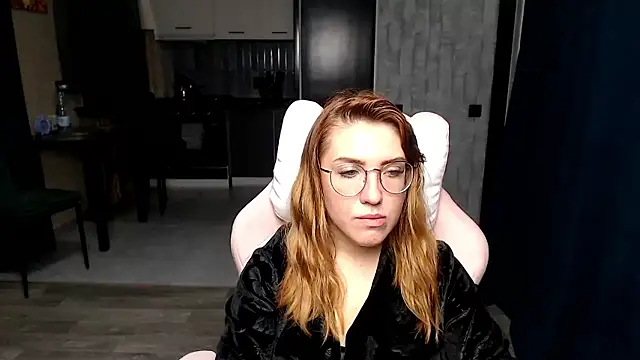 Snapshot of Reginasmilee chatting on 14, 11, 2025 Reginasmilee online show from 14, 11, 2025