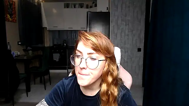 Snapshot of Reginasmilee chatting on 16, 11, 2025 Reginasmilee online show from 16, 11, 2025