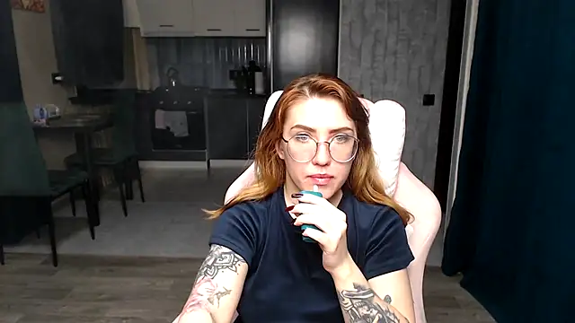 Snapshot of Reginasmilee chatting on 17, 11, 2025 Reginasmilee online show from 17, 11, 2025