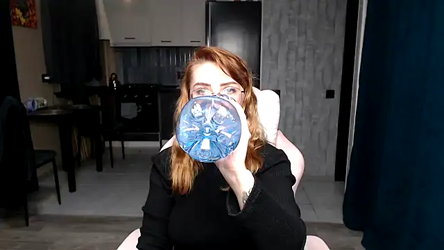 Snapshot of Reginasmilee chatting on 18, 11, 2025 Reginasmilee online show from 18, 11, 2025