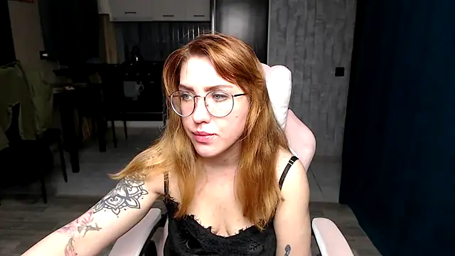 Snapshot of Reginasmilee chatting on 19, 11, 2025 Reginasmilee online show from 19, 11, 2025