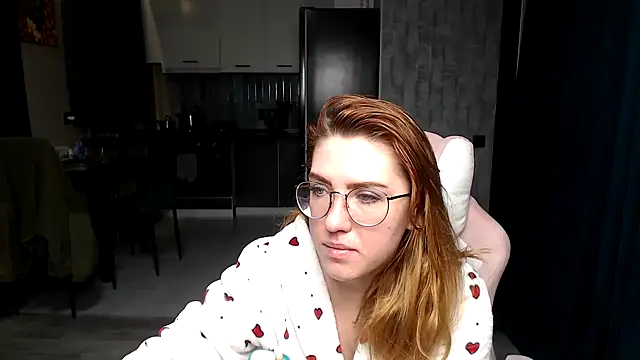 Snapshot of Reginasmilee chatting on 25, 11, 2025 Reginasmilee online show from 25, 11, 2025