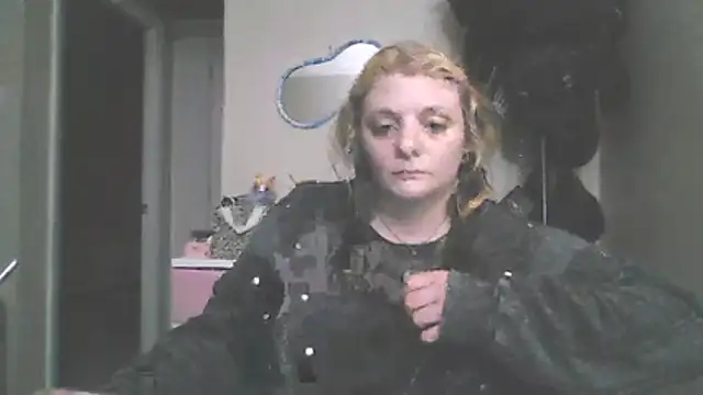 Snapshot of liltrinketgirl chatting on 4, 7, 2026 liltrinketgirl online show from 4, 7, 2026