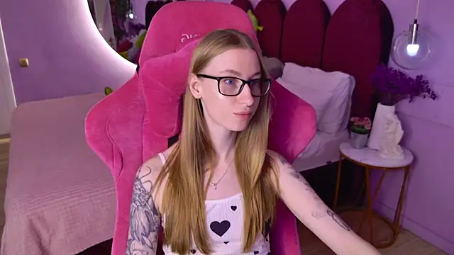 Snapshot of AuroraLean chatting on 6, 8, 2026 AuroraLean online show from 6, 8, 2026