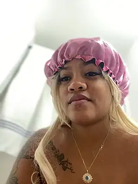 Snapshot of riri_brunnete chatting on 8, 3, 2025 riri brunnete online show from 8, 3, 2025