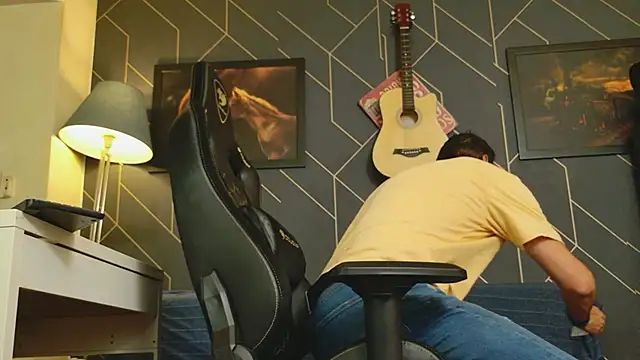 Snapshot of ChrisKox chatting on 8, 9, 2025 ChrisKox online show from 8, 9, 2025