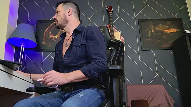 Snapshot of ChrisKox chatting on 4, 12, 2025 ChrisKox online show from 4, 12, 2025