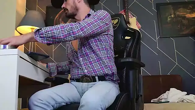 Snapshot of ChrisKox chatting on 13, 12, 2025 ChrisKox online show from 13, 12, 2025