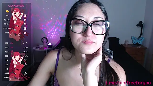 Snapshot of Ninimoon chatting on 4, 12, 2025 Ninimoon online show from 4, 12, 2025