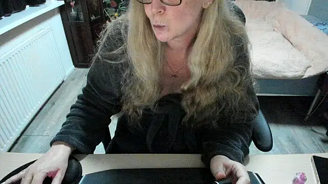 Snapshot of minoesje37 chatting on 18, 2, 2025 minoesje37 online show from 18, 2, 2025