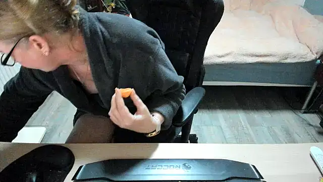 Snapshot of minoesje37 chatting on 25, 2, 2025 minoesje37 online show from 25, 2, 2025