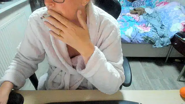 Snapshot of minoesje37 chatting on 6, 10, 2025 minoesje37 online show from 6, 10, 2025