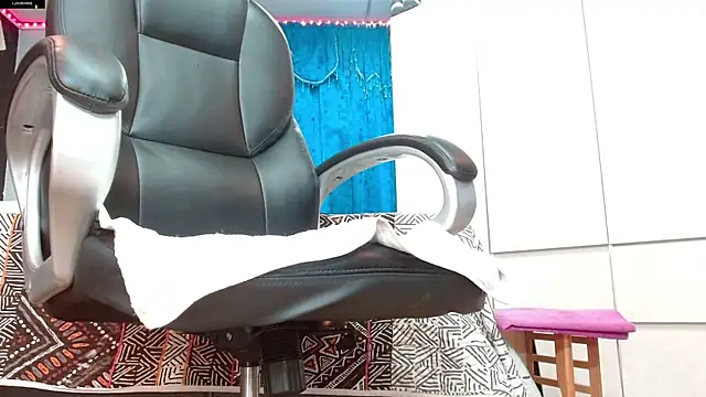 khloeHermaprodit3 online show from 27, 2, 2026