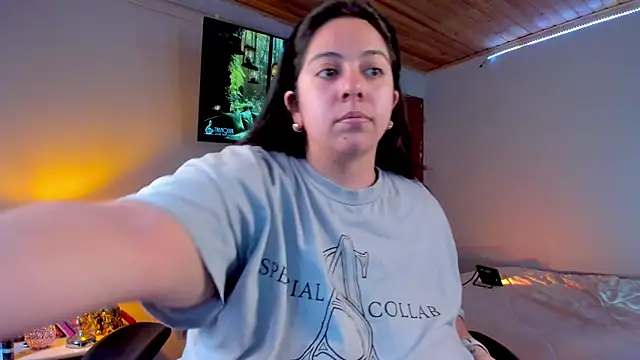 Snapshot of coraline_latin chatting on 3, 2, 2025 coraline latin online show from 3, 2, 2025