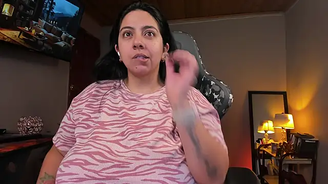 Snapshot of coraline_latin chatting on 4, 3, 2025 coraline latin online show from 4, 3, 2025