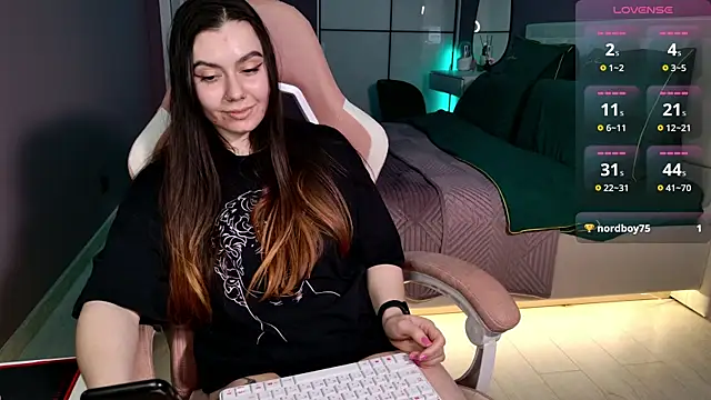 Foxohlove online show from 7, 3, 2025