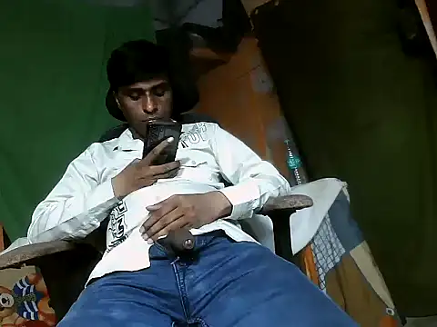 Snapshot of desiboy1101 chatting on 28, 10, 2025 desiboy1101 online show from 28, 10, 2025