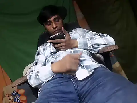 Snapshot of desiboy1101 chatting on 10, 11, 2025 desiboy1101 online show from 10, 11, 2025