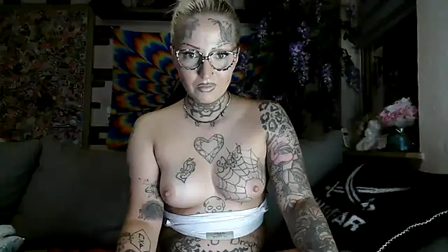 Snapshot of RoxxyInk chatting on 8, 10, 2025 RoxxyInk online show from 8, 10, 2025