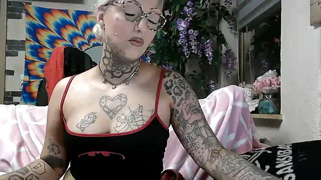 Snapshot of RoxxyInk chatting on 19, 10, 2025 RoxxyInk online show from 19, 10, 2025