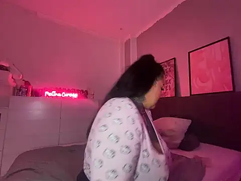 Snapshot of _MelinaCurves_ chatting on 4, 2, 2025 MelinaCurves online show from 4, 2, 2025