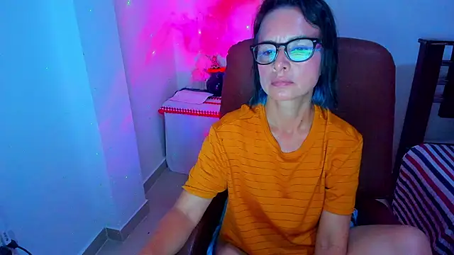 Snapshot of BrianaGarner chatting on 21, 10, 2025 BrianaGarner online show from 21, 10, 2025