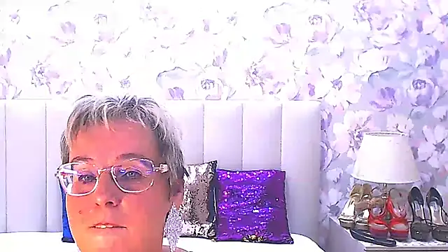 Snapshot of MilfyMommyXX chatting on 21, 11, 2025 MilfyMommyXX online show from 21, 11, 2025