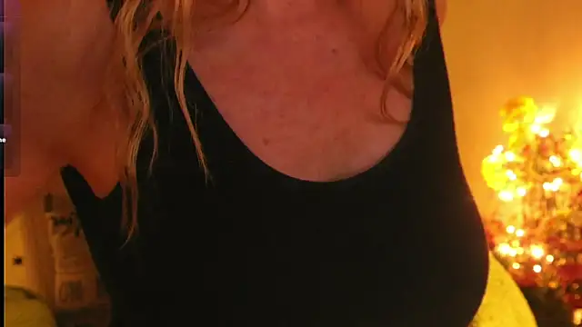 Snapshot of Kishaxxx chatting on 1, 2, 2025 Kishaxxx online show from 1, 2, 2025