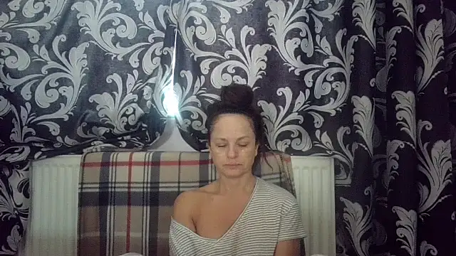 Snapshot of LindaStarS chatting on 6, 11, 2025 LindaStarS online show from 6, 11, 2025