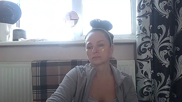 Snapshot of LindaStarS chatting on 1, 5, 2026 LindaStarS online show from 1, 5, 2026