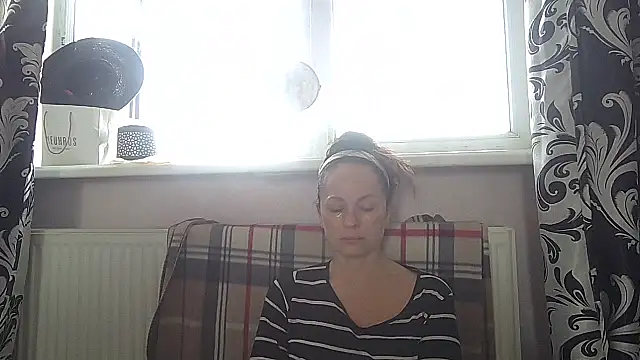 Snapshot of LindaStarS chatting on 4, 5, 2026 LindaStarS online show from 4, 5, 2026