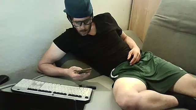 Snapshot of ShyGuyWannaTry chatting on 8, 9, 2025 ShyGuyWannaTry online show from 8, 9, 2025
