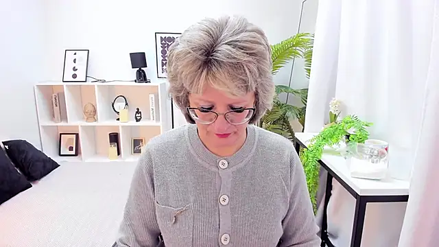 Snapshot of EvelynJoyful chatting on 17, 11, 2025 EvelynJoyful online show from 17, 11, 2025