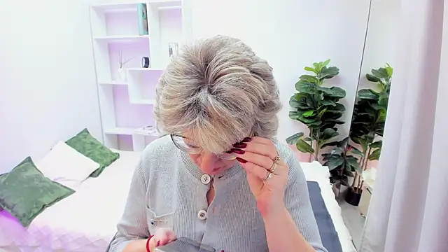 Snapshot of EvelynJoyful chatting on 4, 12, 2025 EvelynJoyful online show from 4, 12, 2025