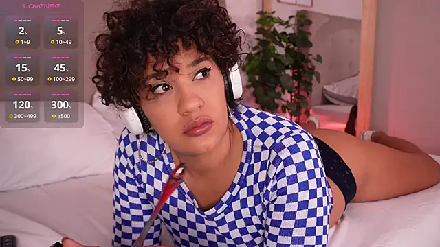 Snapshot of cinnamon_afrodit chatting on 10, 9, 2025 cinnamon afrodit online show from 10, 9, 2025